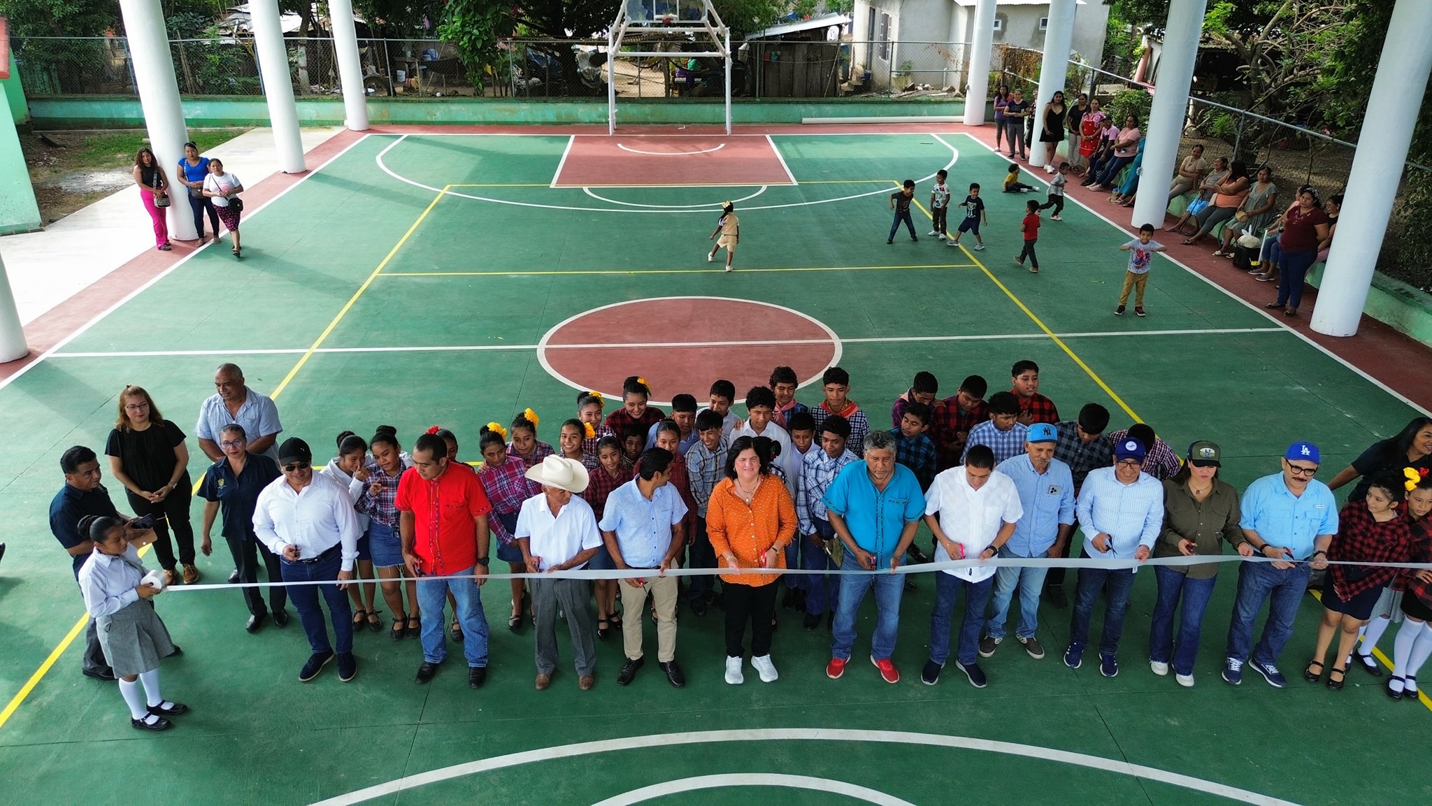 Alcaldesa de San Andrés inaugura domo en la Telesecundaria «Manuel Ávila Camacho» de Río Tuxtla
