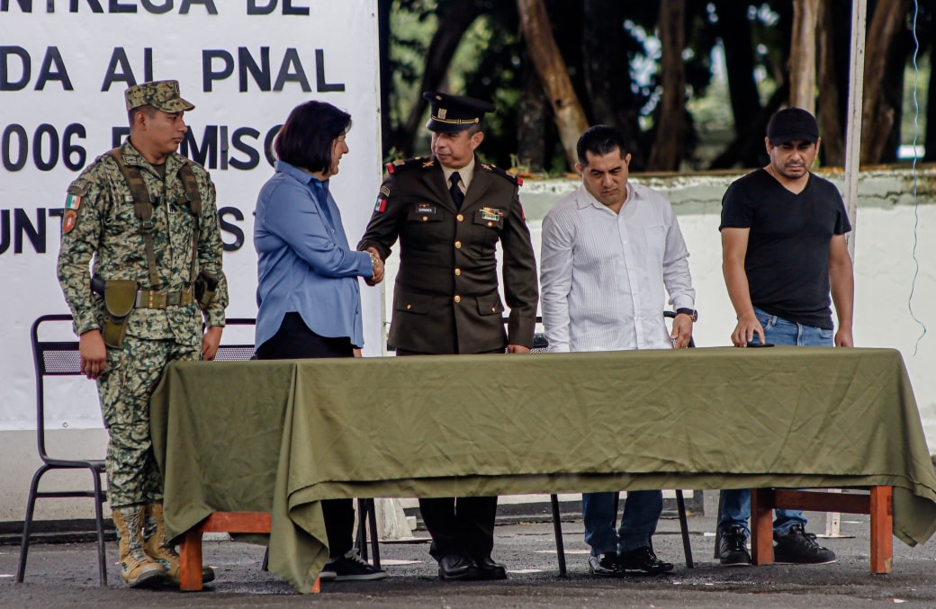 Acude alcaldesa de San Andrés Tuxtla a ceremonia de liberación de cartillas del SMN clase 2006.