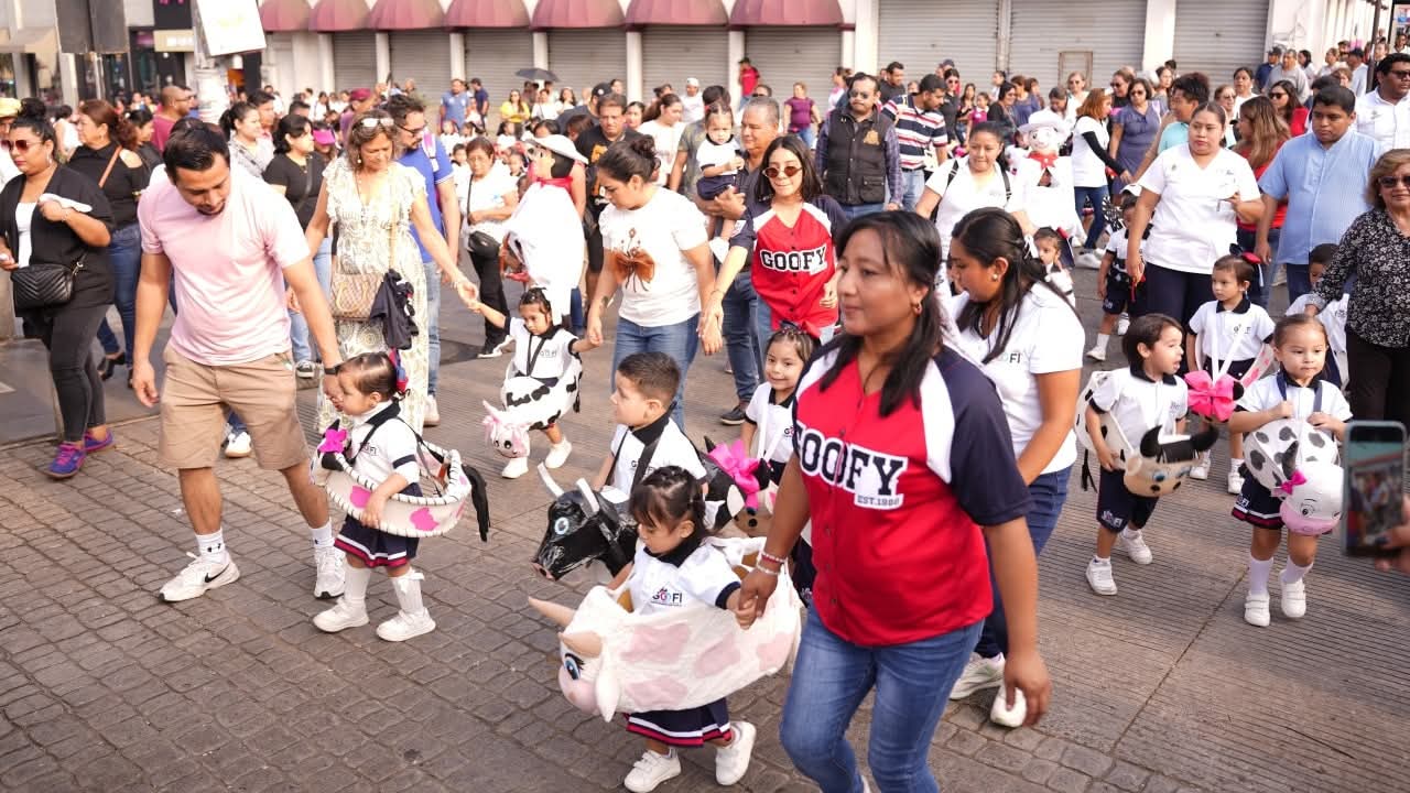 Autoridades municipales presiden desfile infantil de Mojigangas 2025.