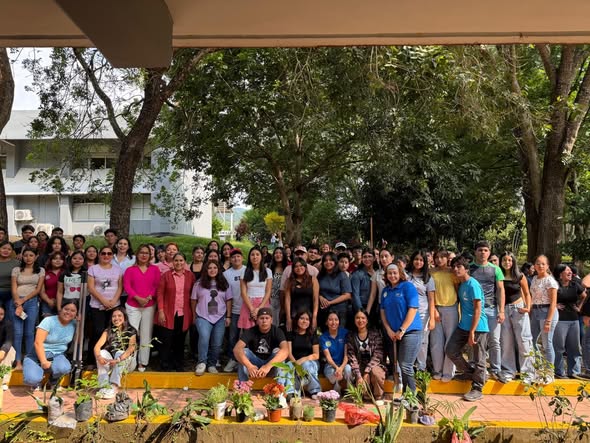 Alumnos de Ingeniería en Gestión Empresarial realizan reforestación y limpieza de áreas verdes