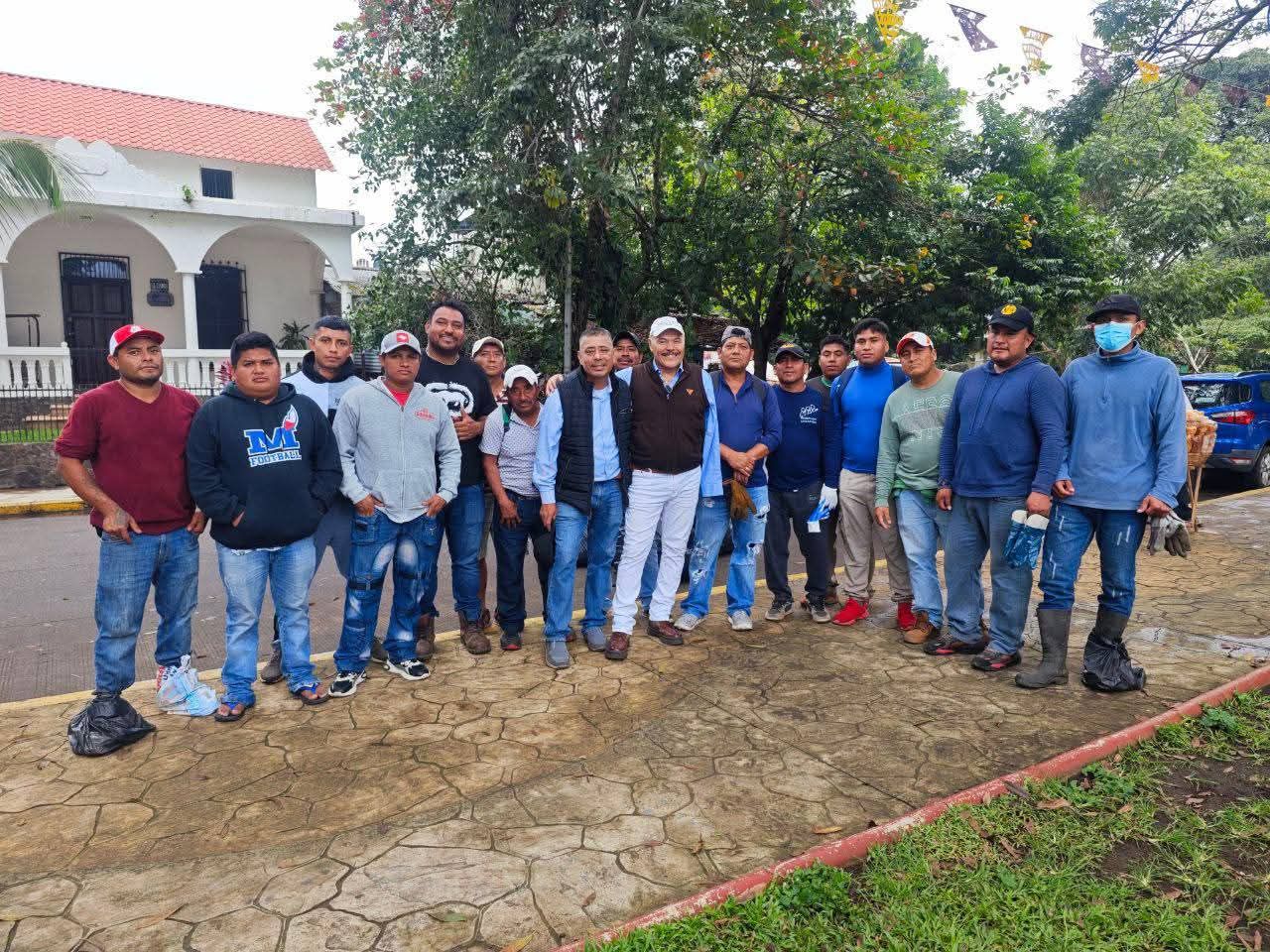 El alcalde de Catemaco Manuel Eduardo Toscano reconoce el esfuerzo del sector de limpia pública en este día festivo
