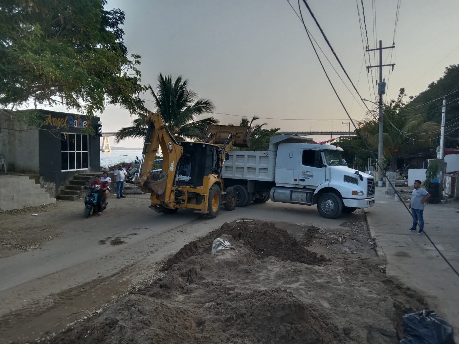 H. Ayto. De Alvarado realizan limpieza en la calle principal de la colonia La Trocha