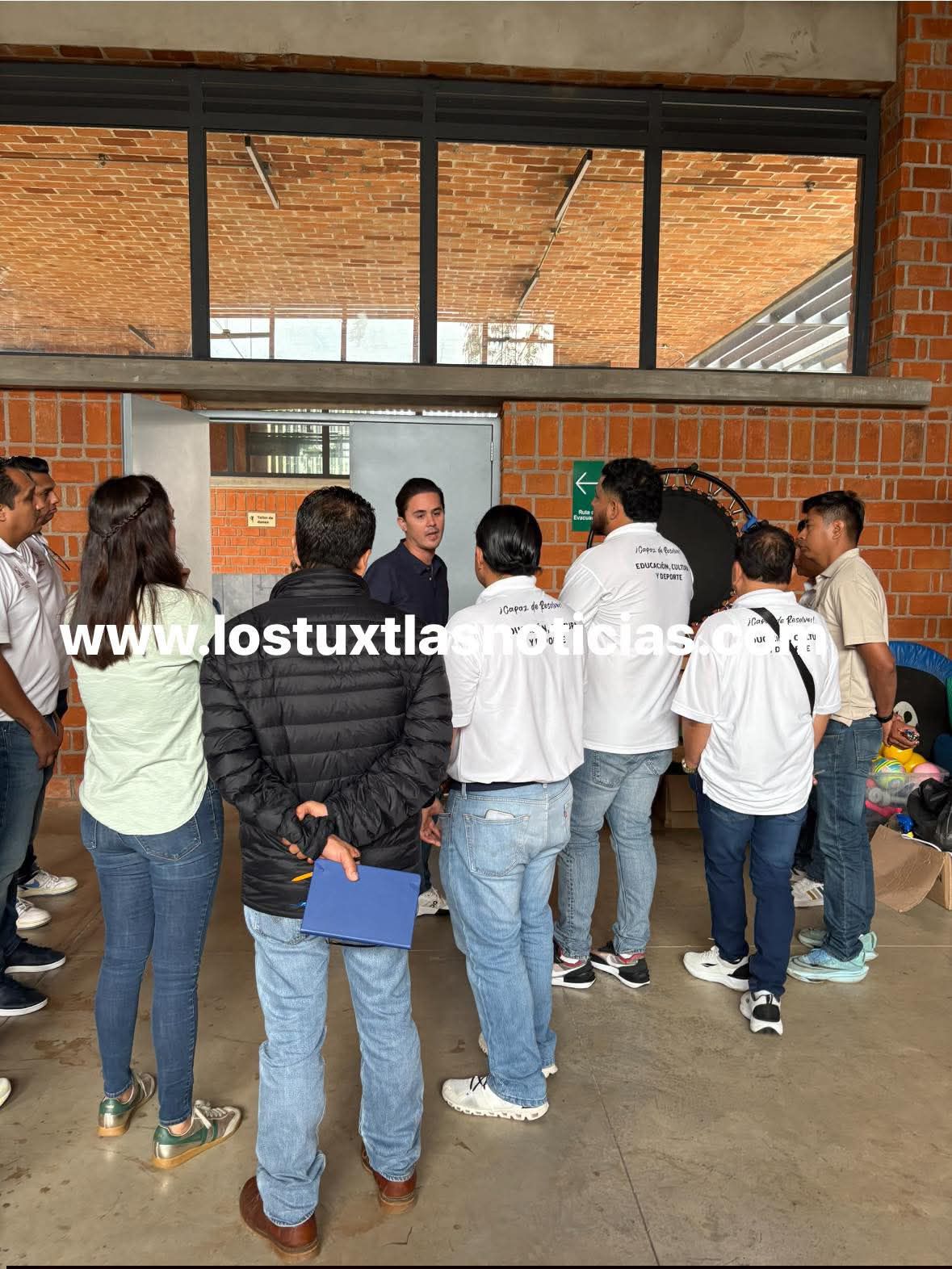 Rafa Fararoni supervisa la unidad deportiva de San Andrés Tuxtla (UNDESAT)