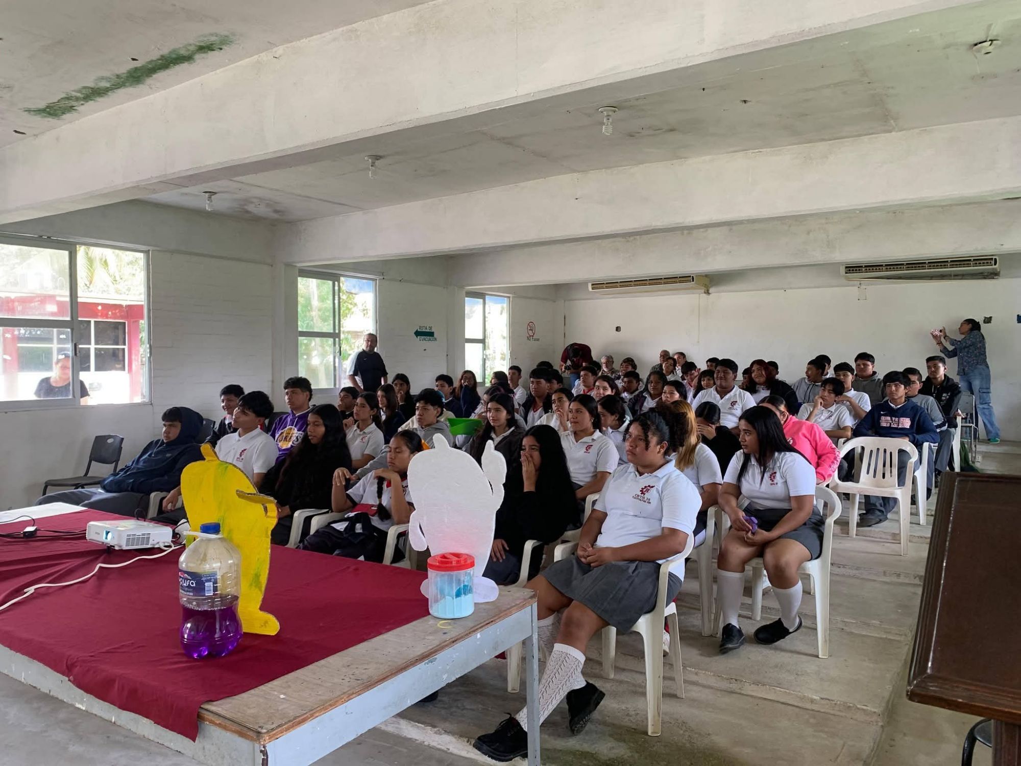 Dirección de Salud y Dirección de Desarrollo Social llevaron pláticas informativas sobre el uso del preservativo