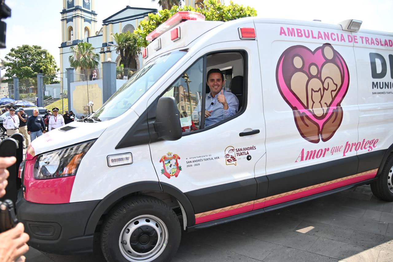 Entrega alcalde Rafa Fararoni ambulancia de traslados para el Sistema DIF Municipal 