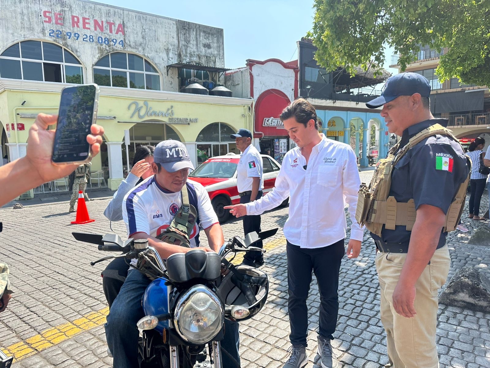 Aplica Ayuntamiento de San Andrés Tuxtla operativo “Casco Seguro” para motociclistas