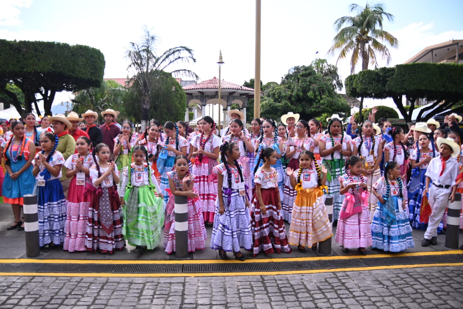 Ayuntamiento de San Andrés Tuxtla da bienvenida a bailarines del Festival Internacional del Folklore «Vive San Andrés» 2026 