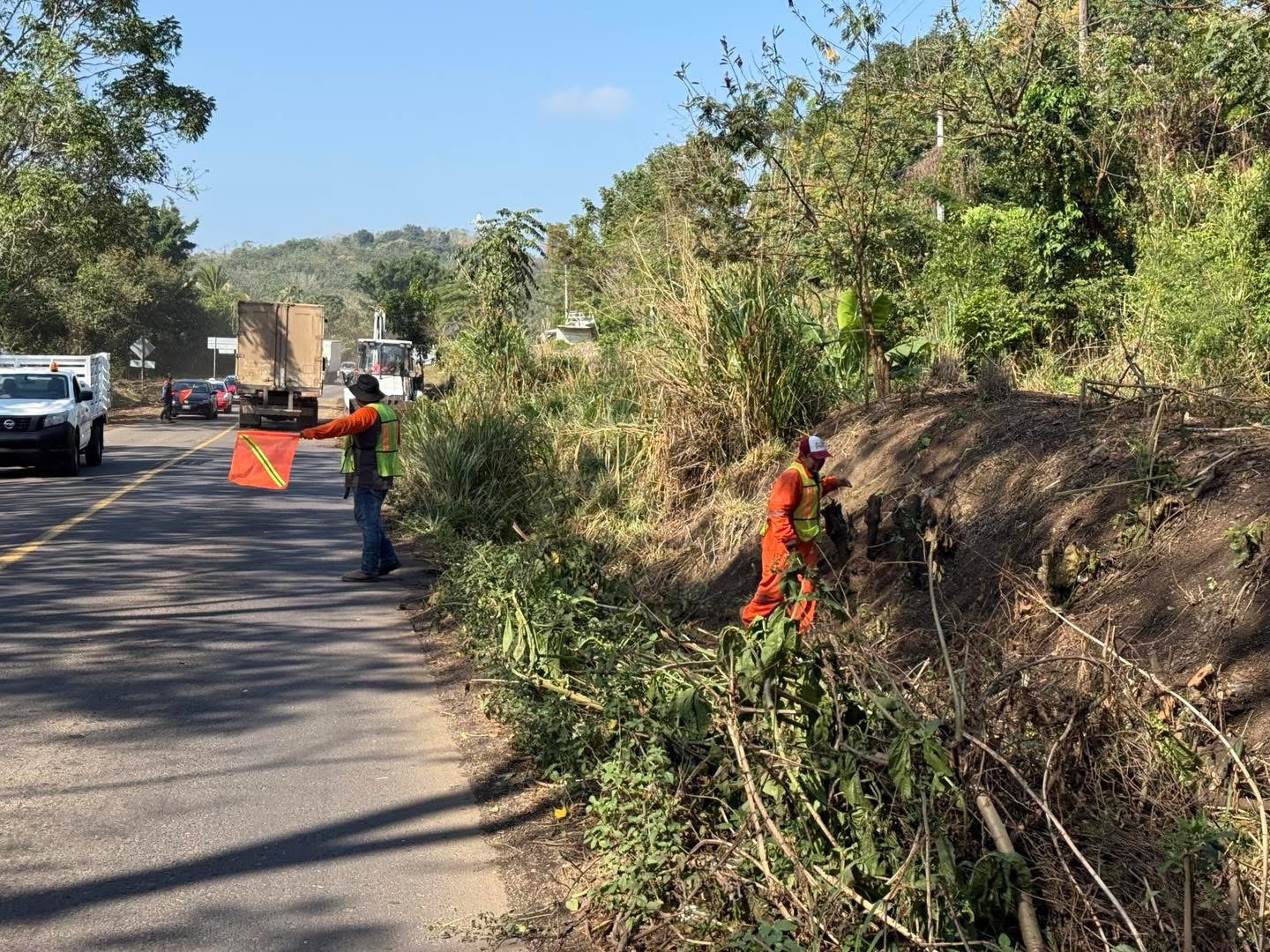 Continúan los trabajos de limpieza de cunetas y espacios de la Carretera Federal 180 tramo comprendido de Fracc. El Rodeo a Caravaca por parte del H. Ayuntamiento.