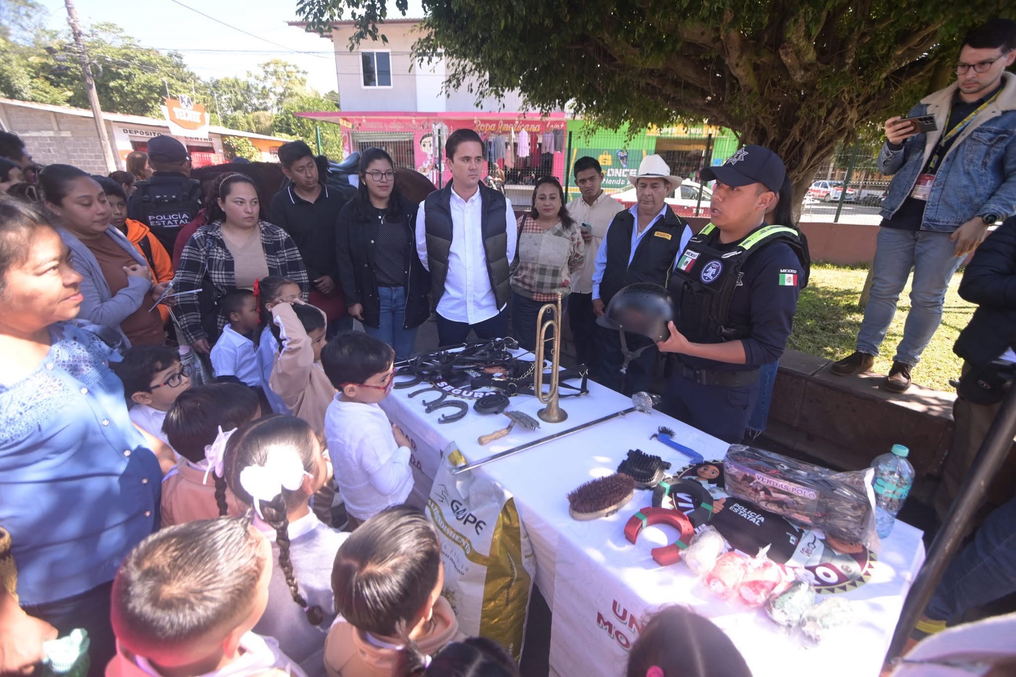 En coordinación con la Secretaría de Seguridad Pública de Veracruz, se realizó la primera Jornada Comunitaria por la Paz con habitantes de Villa Comoapan.