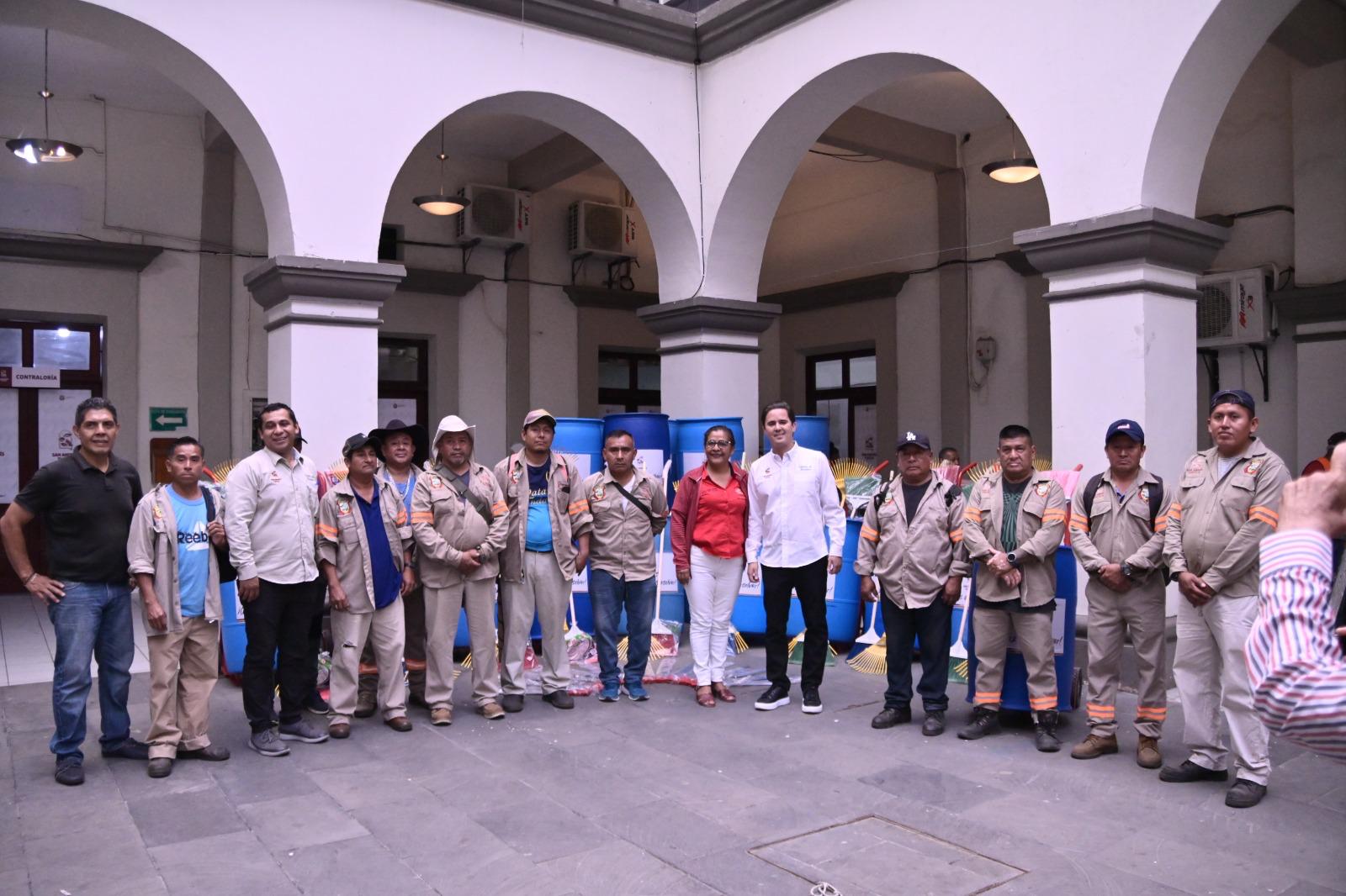 Entrega Ayuntamiento de San Andrés Tuxtla herramientas de trabajo a personal de Limpia Publica
