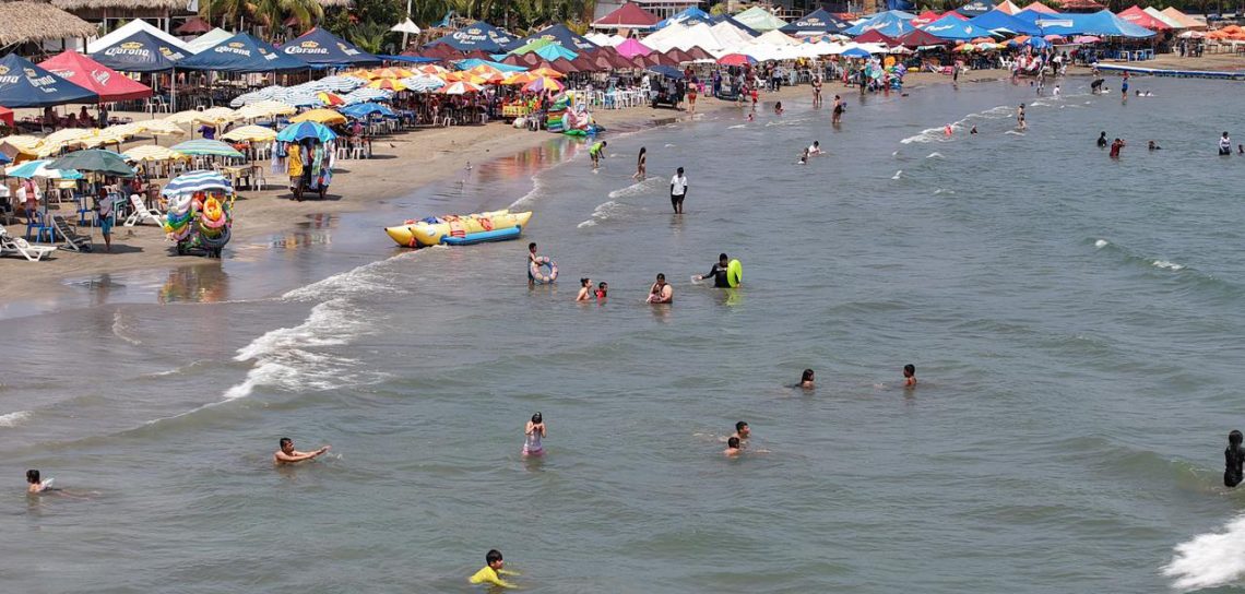 Prestadores de servicios y turistas invitan a disfrutar playas limpias de Veracruz