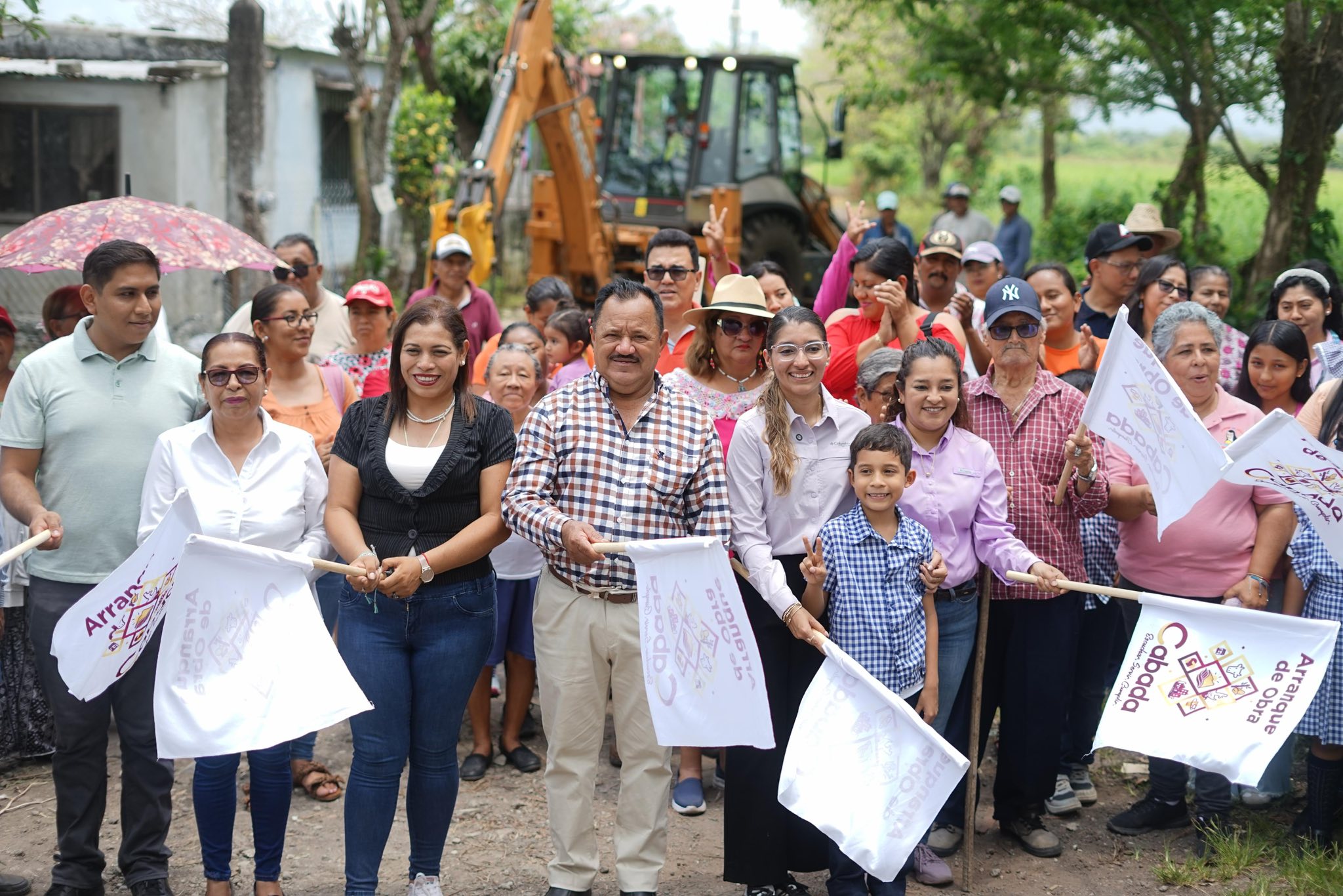 Continúan obras en Cabada; alcaldesa da banderazo en la López Portillo