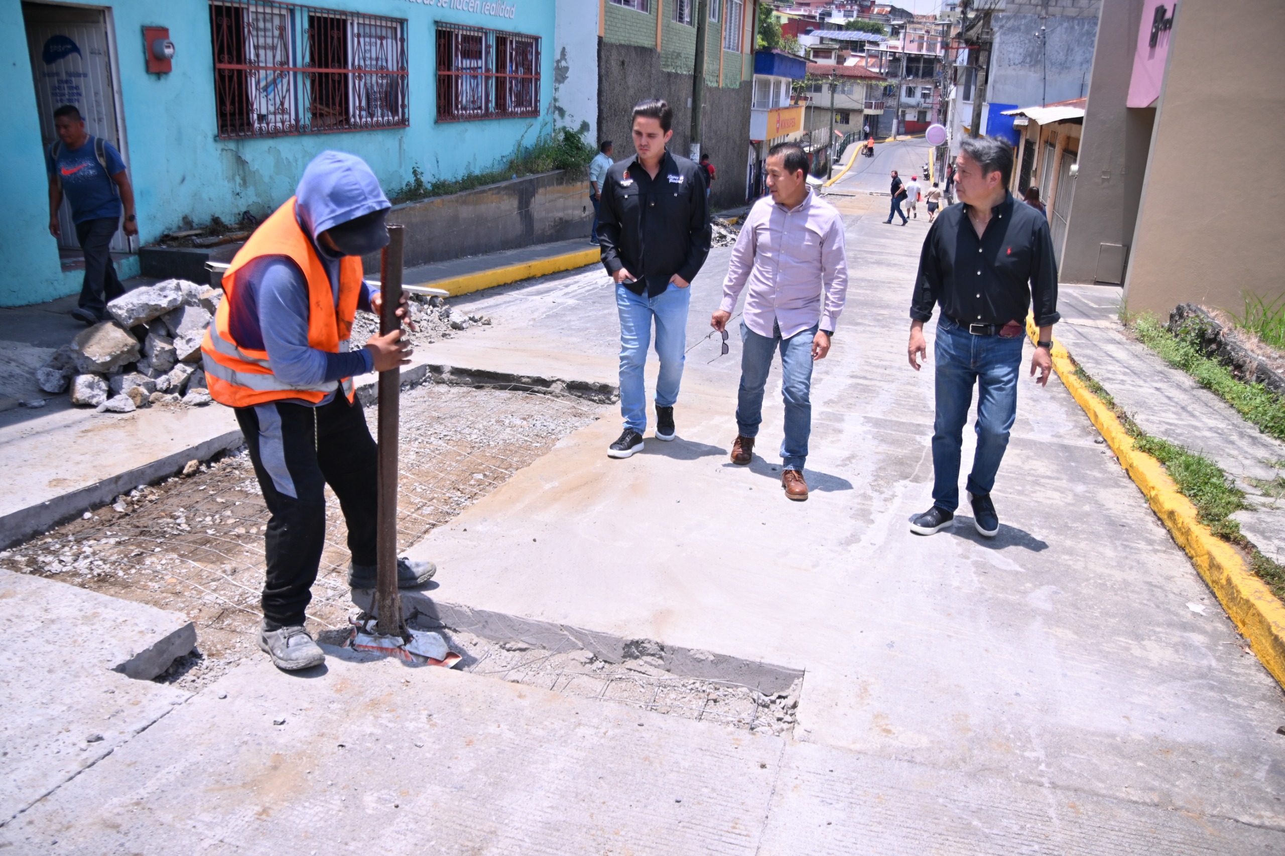Arranca Rafa Fararoni bacheo urbano en San Andrés Tuxtla