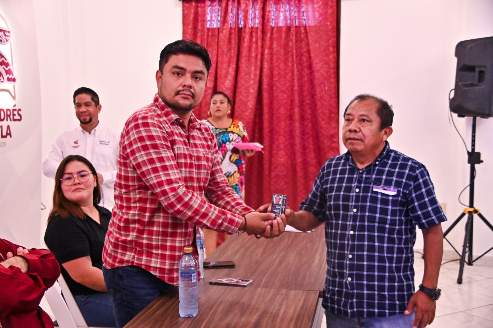 Entrega Gobierno Municipal credenciales de empadronamiento a comerciantes del parque Lerdo de Tejada 