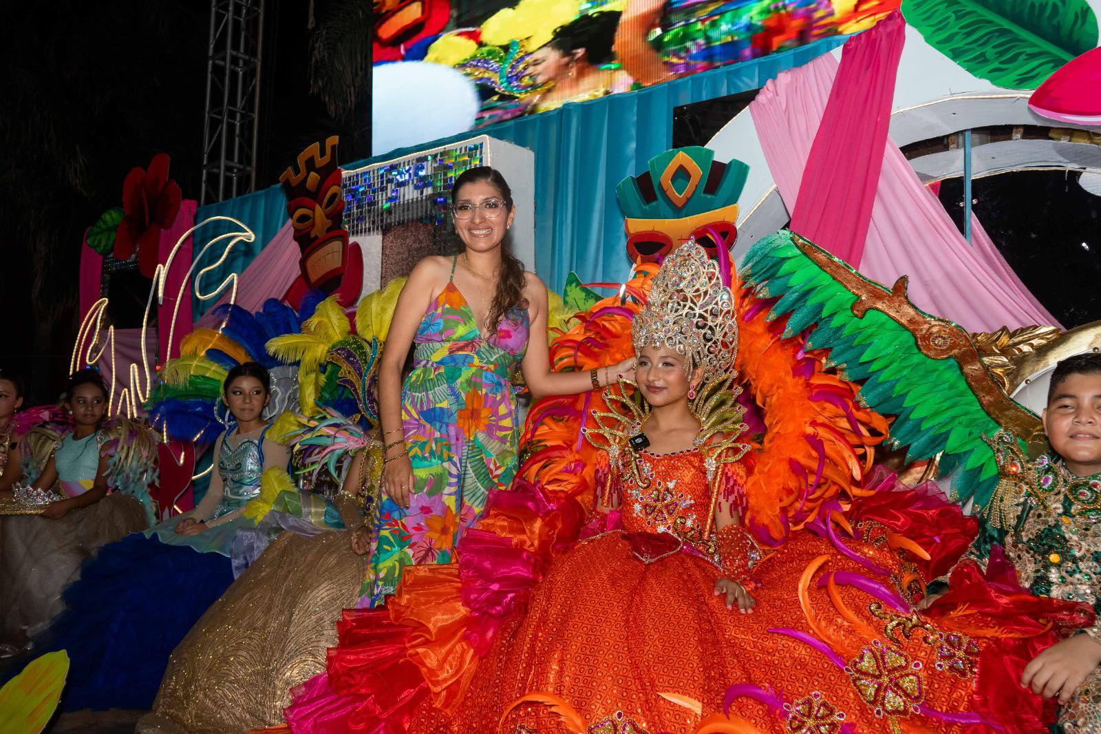 Emotiva coronación de los Reyes Infantiles en las fiestas de la Santa Cruz en Ángel R. Cabada