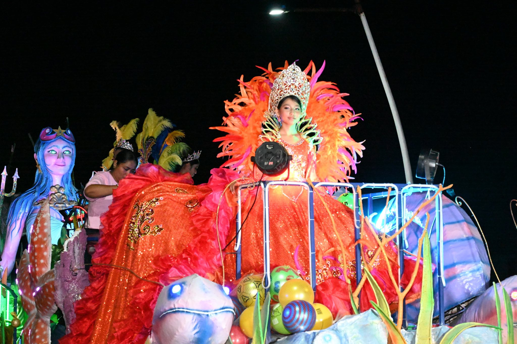 Realizan segundo y último desfile de carros alegóricos en Ángel R. Cabada