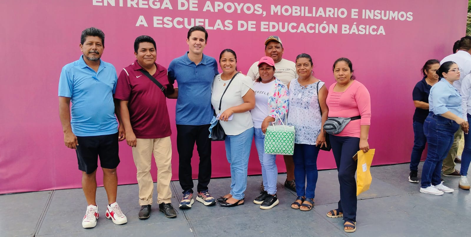 Rafa Fararoni y SEV entregan mobiliario a escuelas de San Andrés Tuxtla 