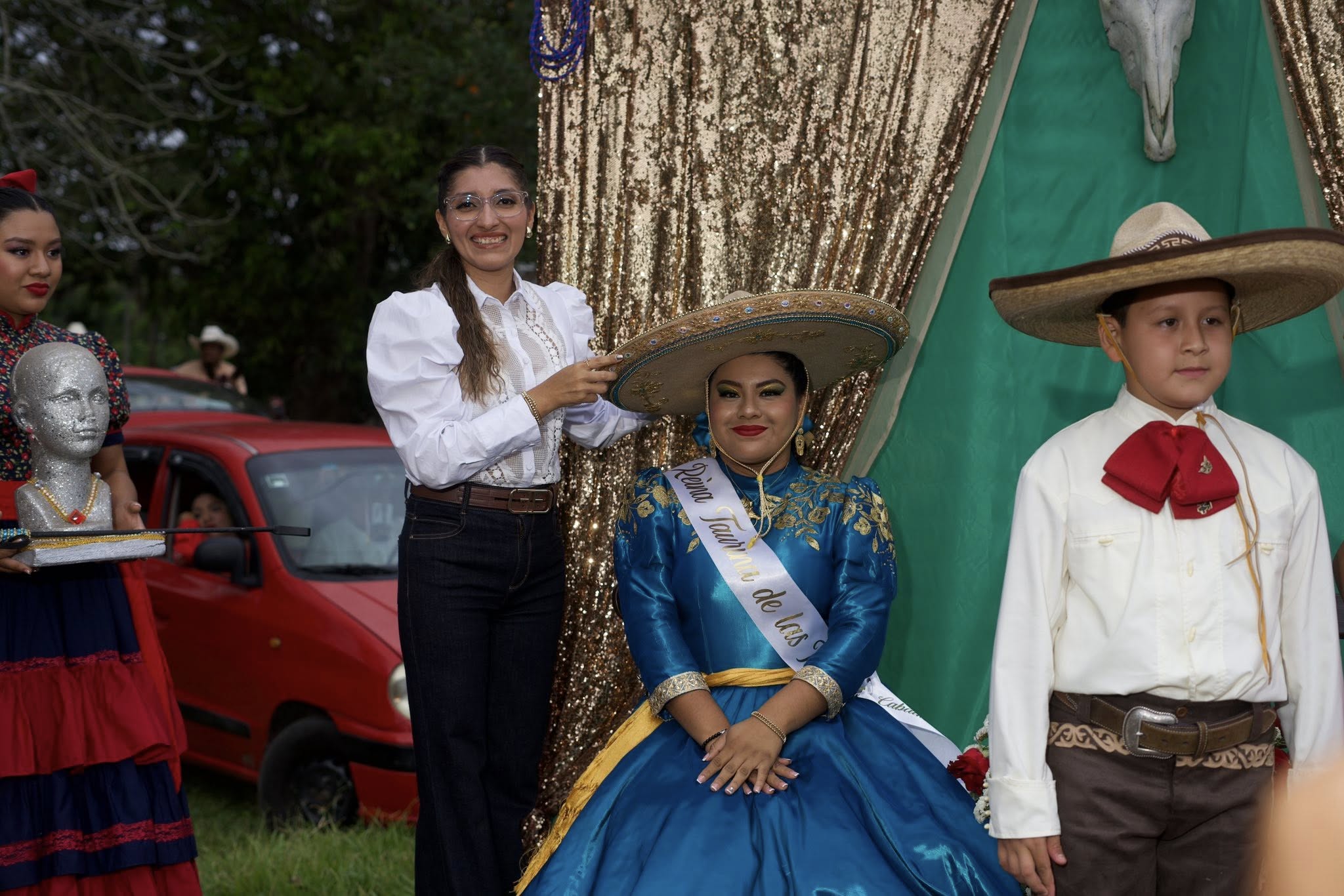 Coronan en la Reina Taurina dentro de las fiestas de la Santa Cruz de Cabada