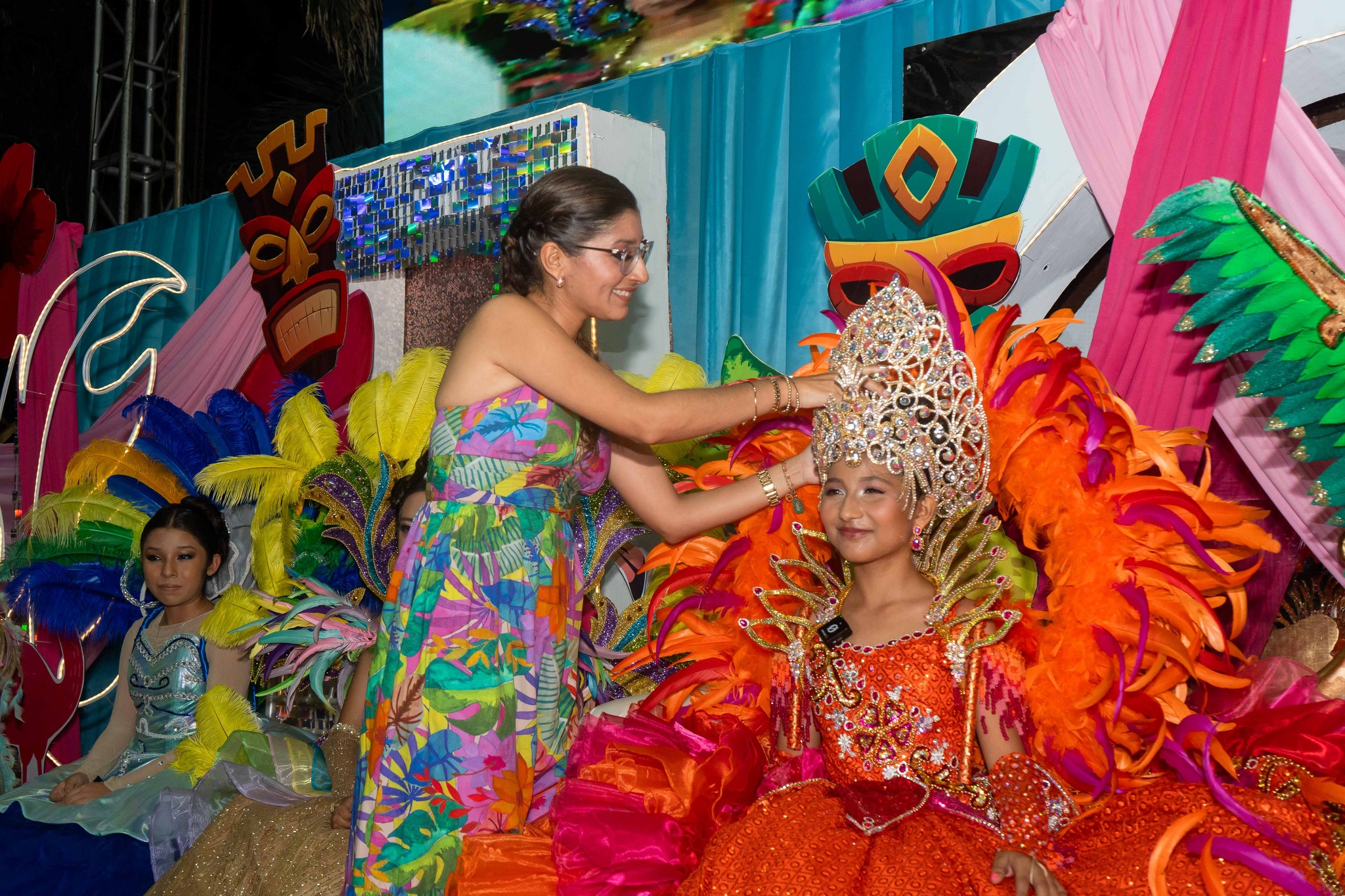 Coronan a reyes infantiles en fiestas de la Santa Cruz de Ángel R. Cabada