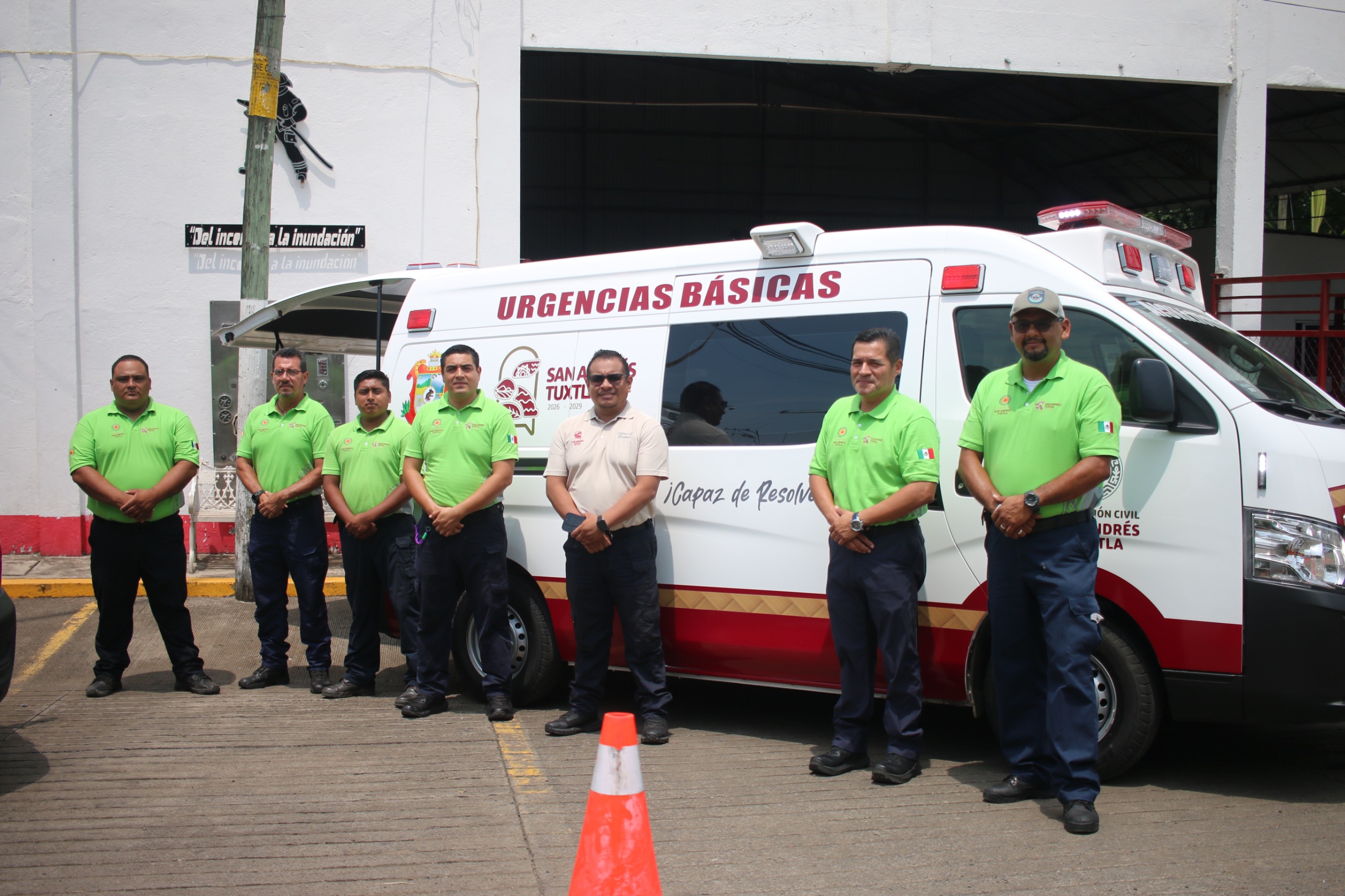 Entrega Rafa Fararoni ambulancia para atención de emergencias a PC Municipal
