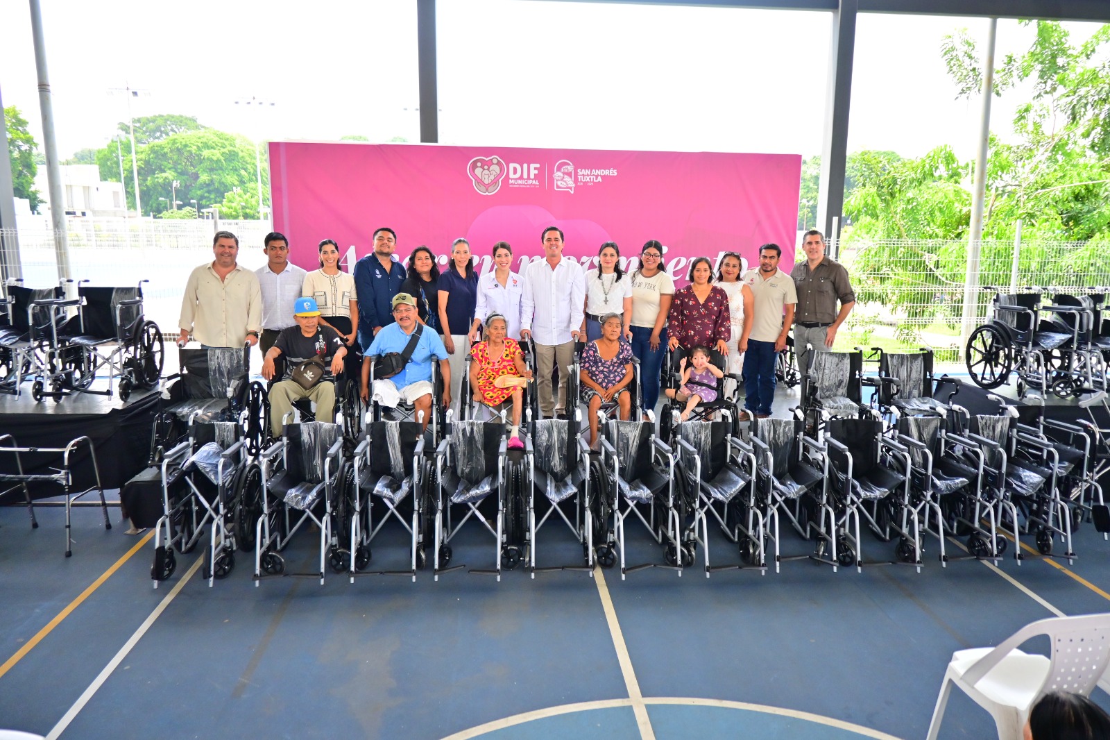 Realizan segunda entrega del programa «Amor en movimiento» en San Andrés Tuxtla 