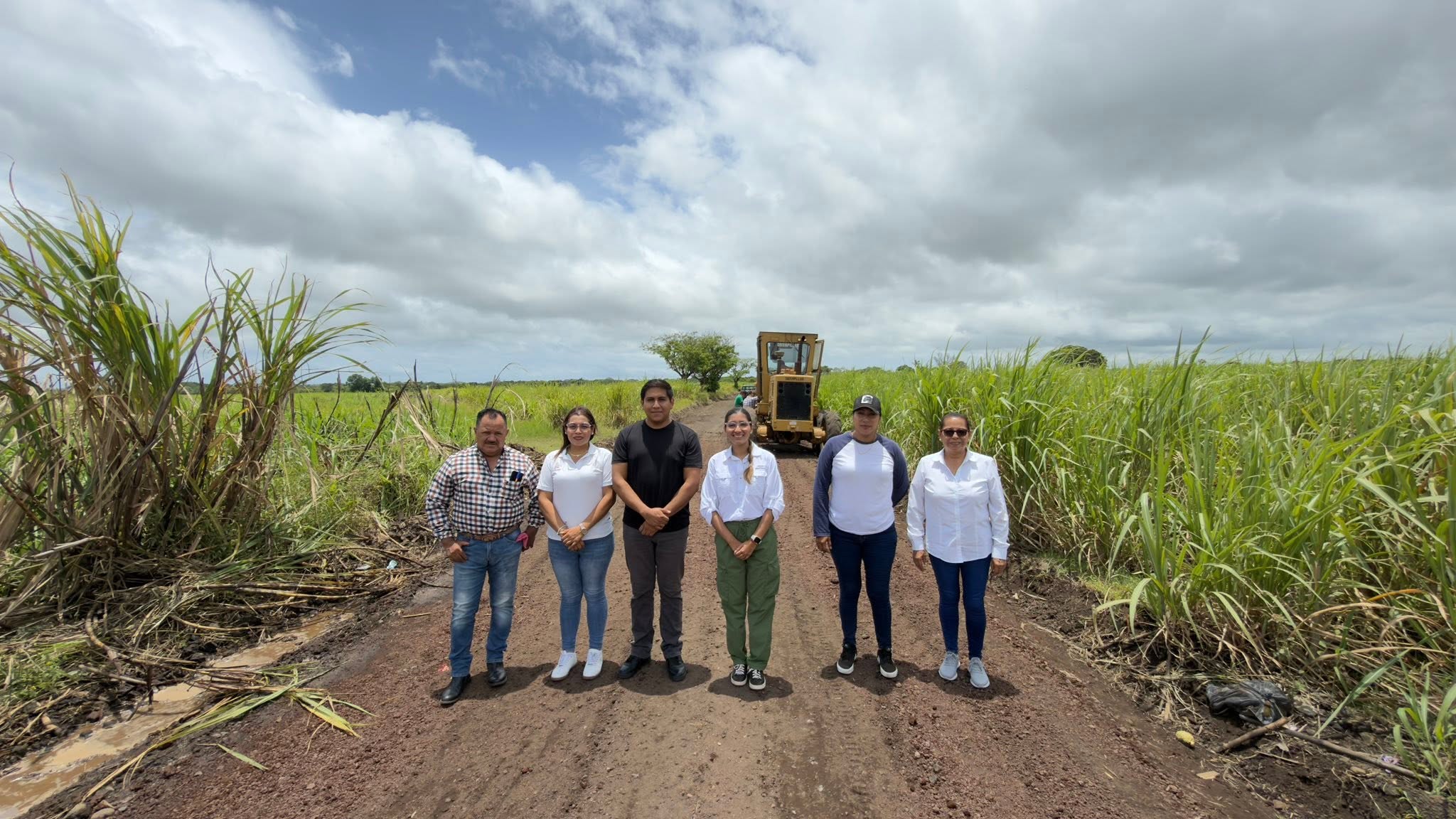 Supervisa Samantha Sánchez trabajos de rehabilitación del camino rural en la localidad de Brazo de la Palma