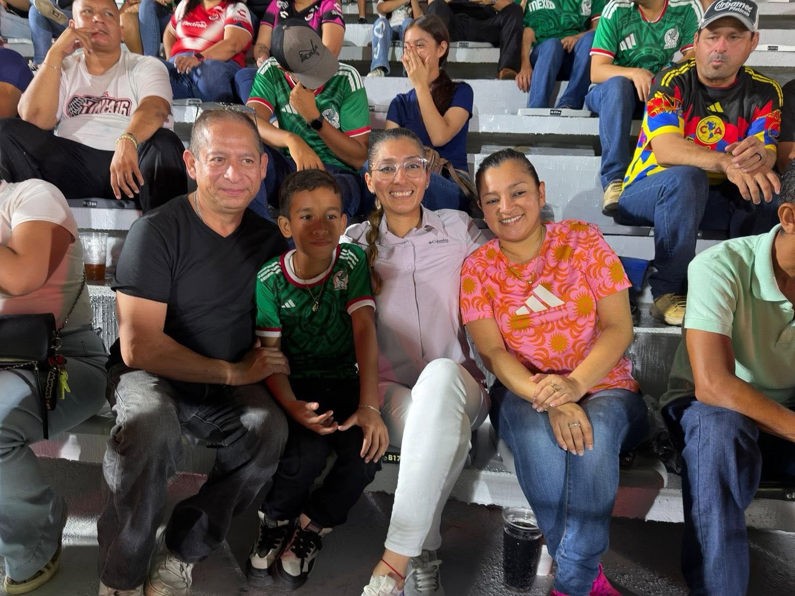 Premian a ganadores de concurso “¡Papá merece ir al fútbol! en Ángel R. Cabada