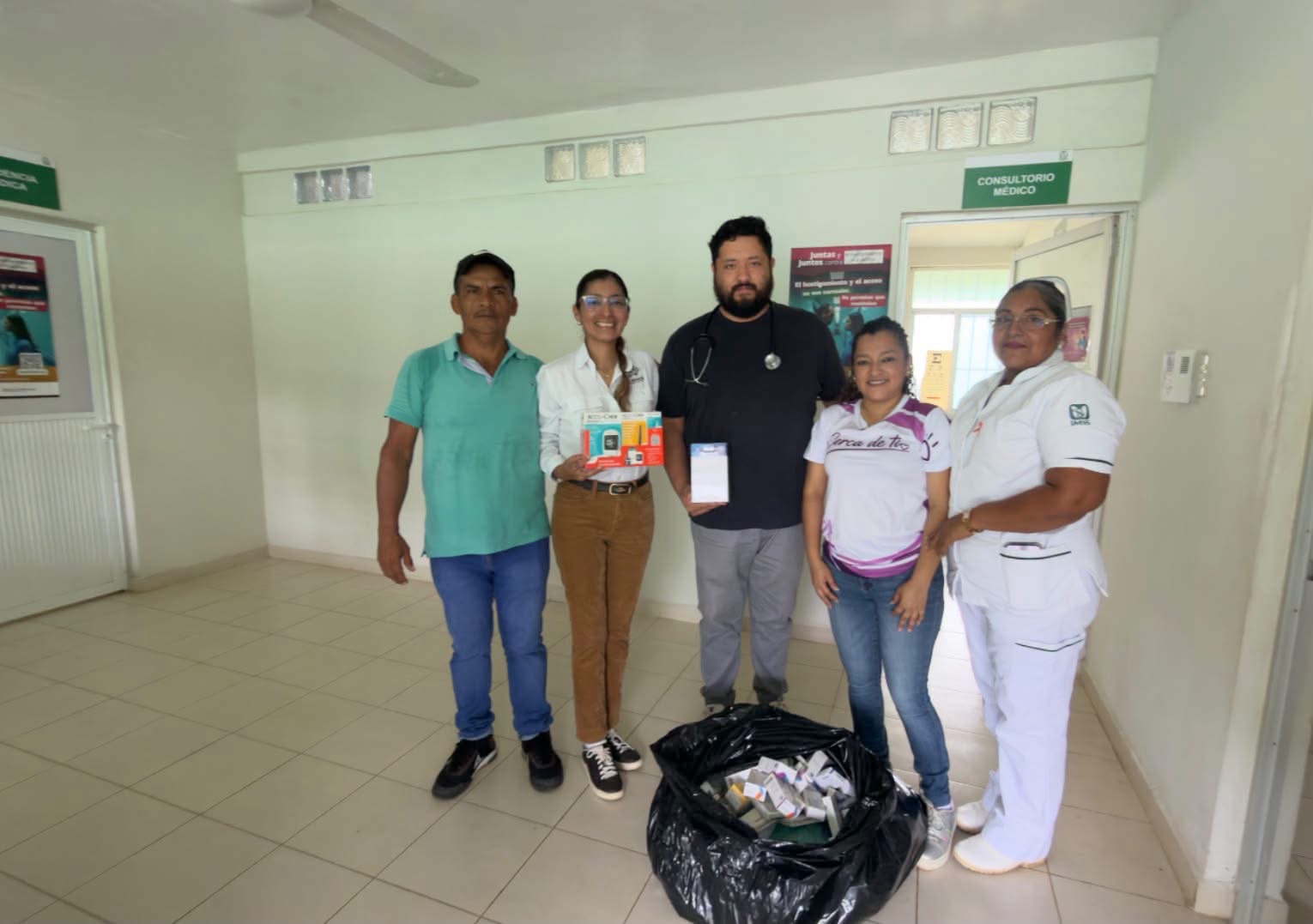 Gobierno de Ángel R Cabada realizó la entrega de un baumanómetro, un glucómetro y una donación de medicamentos en la clínica de Bienestar de la localidad de Los Lirios.
