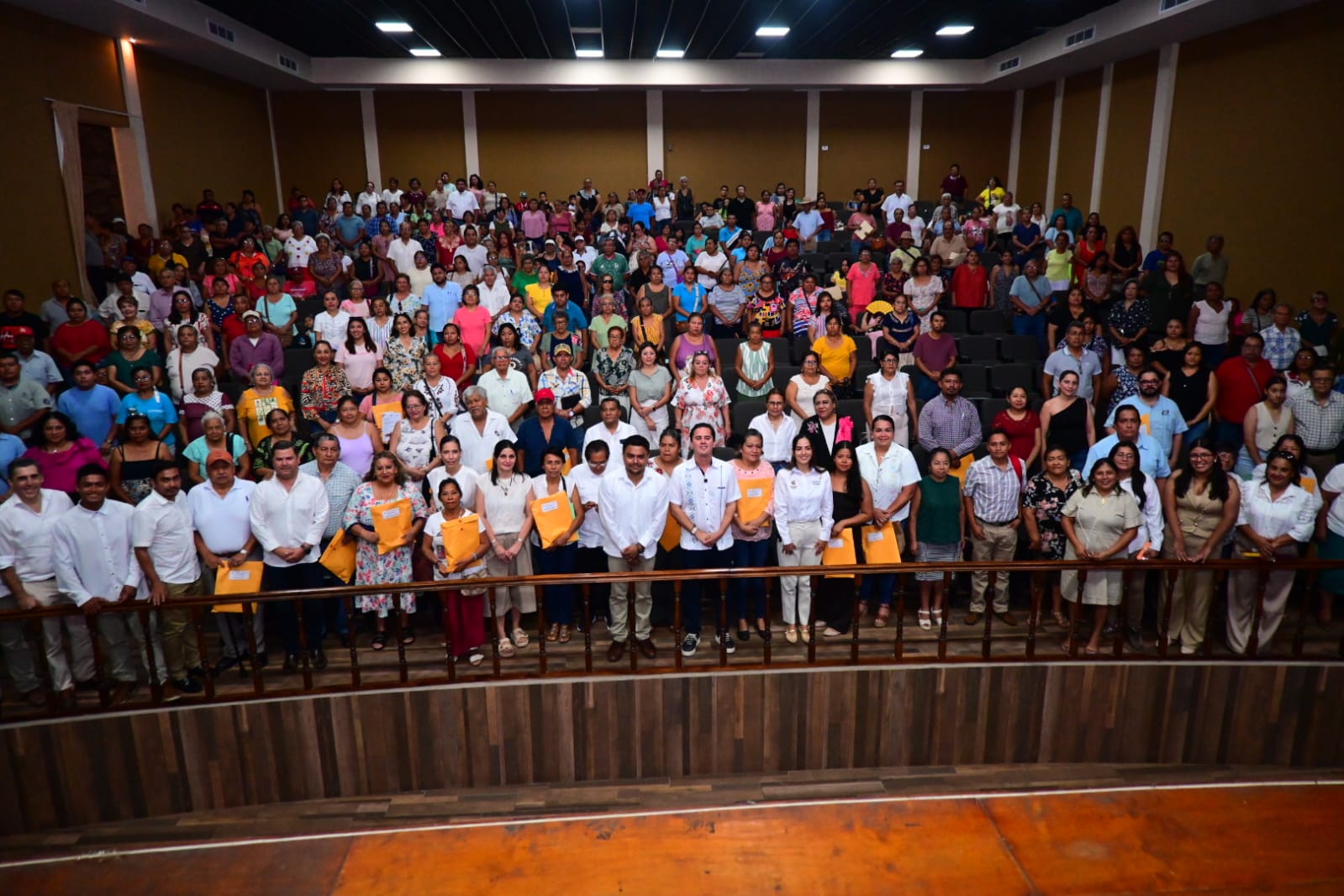 Entrega alcalde Rafa Fararoni nombramientos a jefas y jefes de manzana 