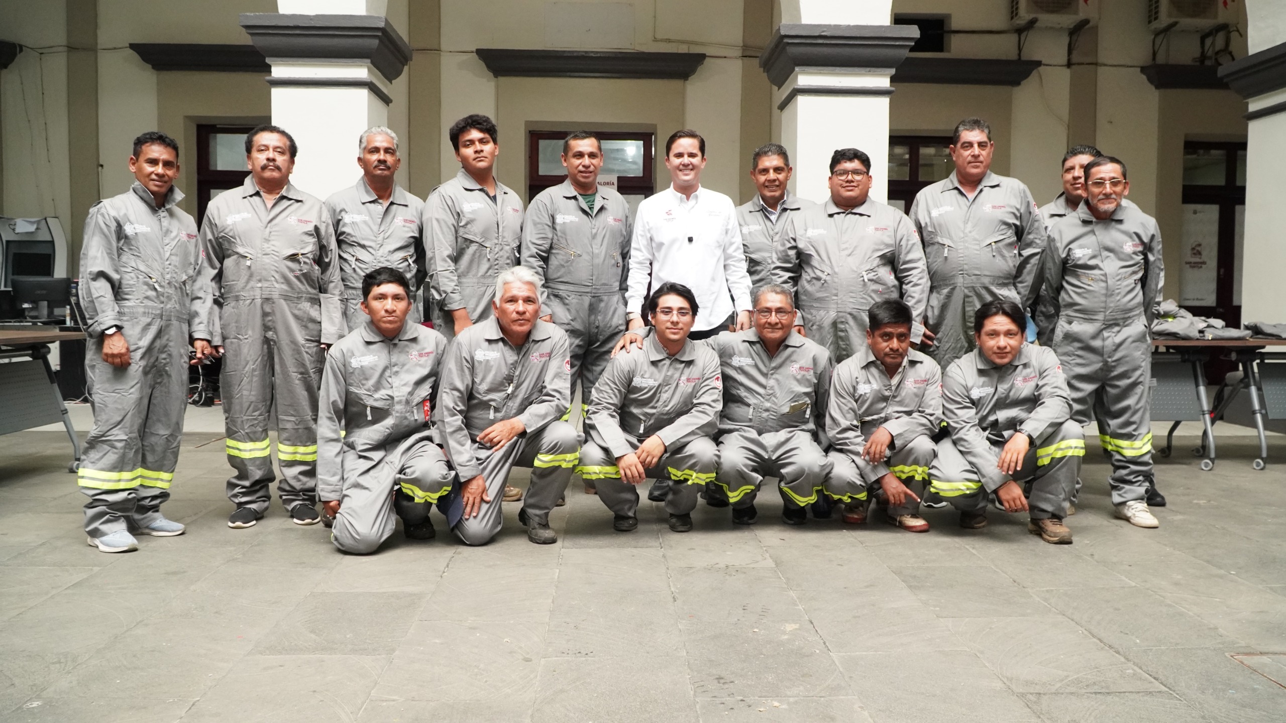 Entrega Rafa Fararoni uniformes a personal de Servicios Municipales 
