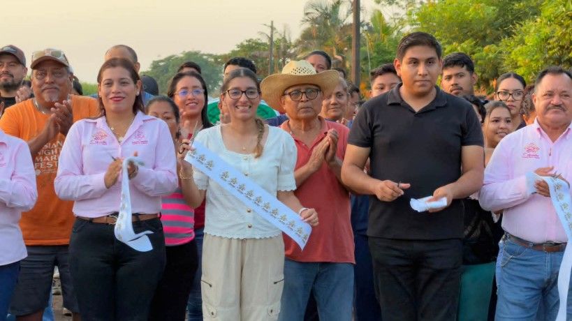 Samantha Sánchez inaugura obra en la colonia El Meson