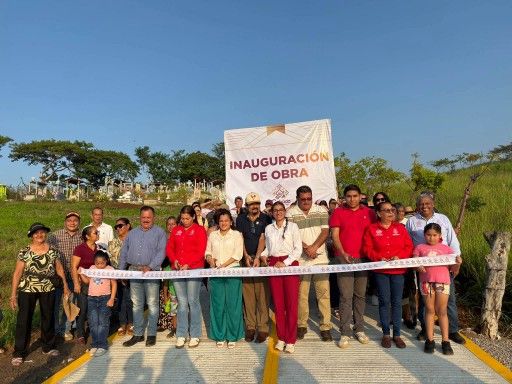 Alcaldesa de Ángel R. Cabada inauguró el concreto hidráulico en Paso del Ingenio