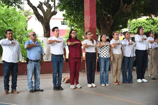 El equipo de DIF Municipal acompaño a la alcaldesa a Acto Cívico de cada lunes